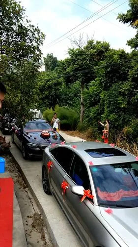 接亲队伍排列整齐,准备出发接新娘子啦