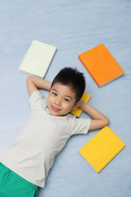 小朋友在幼儿园玩耍