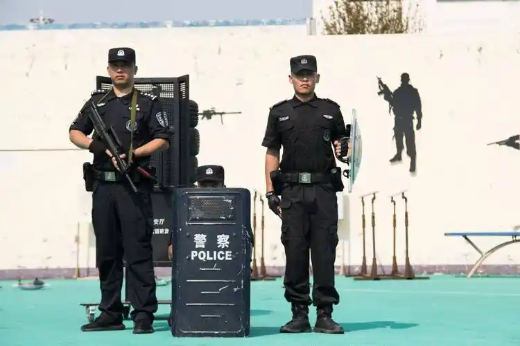 战高温斗酷暑简阳特警全副武装开展夏训