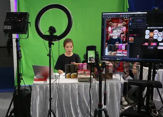 主播现场直播带货 图片来源:vcg111299228436