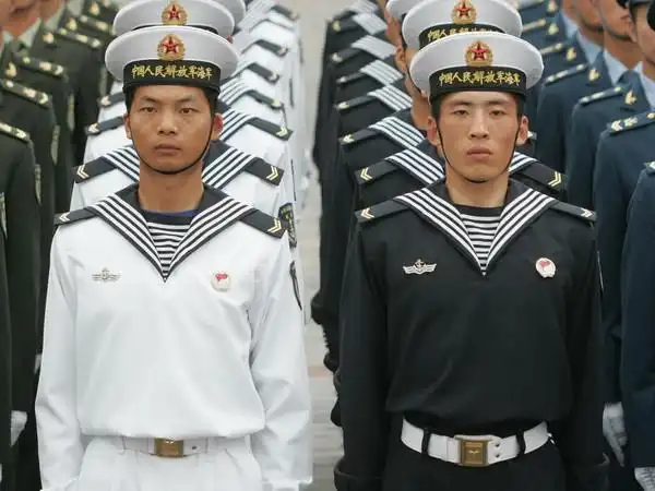 海军里,为什么军官和士兵的军装不一样?