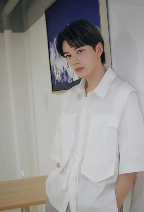 吴海dk校服look太适合了啊啊啊啊白衬衫少年感绝了啊啊啊啊啊华点手上