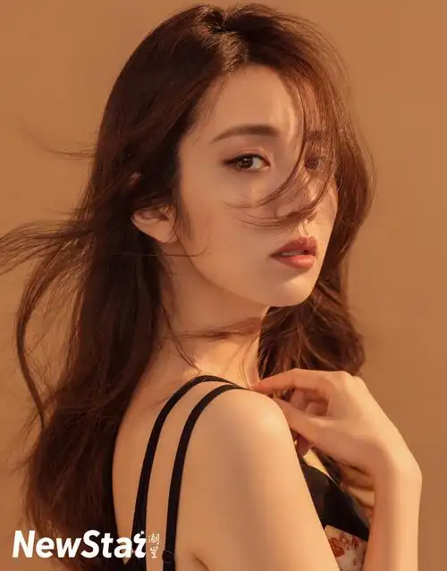 王晓晨深邃眼眸直击人心 完美身材曲线凹凸有致