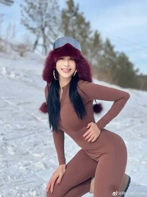 钟丽缇雪地紧身照惊艳网络,完美腰臀比成焦点_情人节_身材_照片