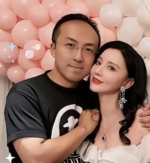 张萌庆祝结婚10周年,罕晒与富豪老公合影,住豪华酒店贴脸秀恩爱