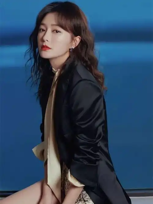 倪妮这件睡不醒的大衣太好穿,王鸥光腿穿西装攻势汹汹!