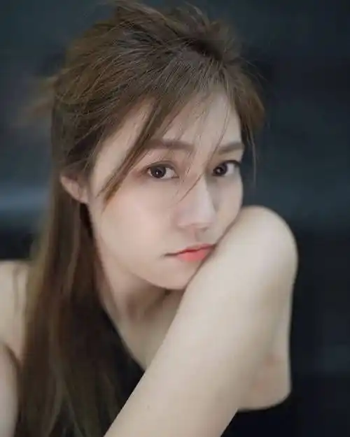 原创网红张嘉欣传出不雅影片对此本人向警方报案