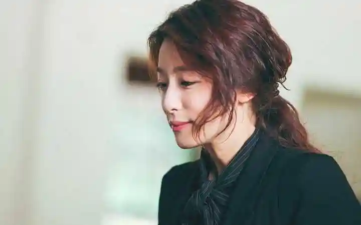 我想知道为什么赖雅妍拍了那么多电影电视剧拿了那么多奖为什么没大红