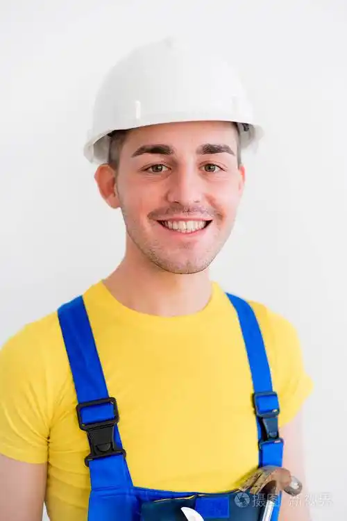 安全帽的男性工人