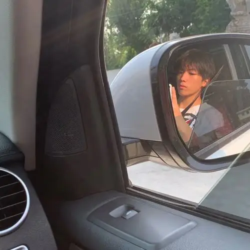 大家帮忙看一下这个是不是网图啊?(朋友网恋了一个高中生)