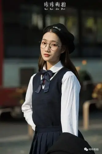 小姐姐身上的每一件单品都很好看,这种帅气的高马尾跟这一身简单帅气