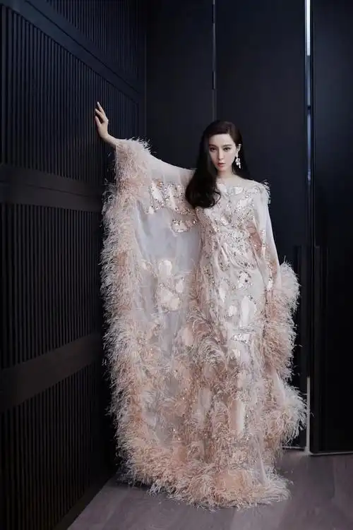 范冰冰复出后太敢穿!