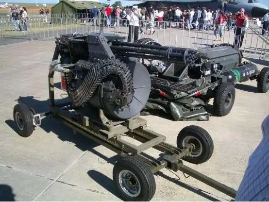 说起这威力超强的武器,很多人都会想起加特林的设计师理查德·乔登