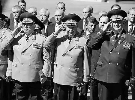 5月8日,俄罗斯军人代表在莫斯科无名烈士墓献花仪式上行军礼.