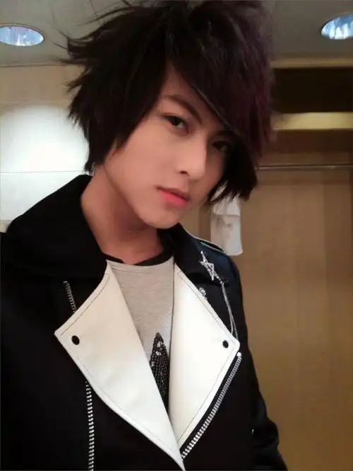 王子邱胜翊发十年间对比照 引怀旧热潮获封"冻龄王子"