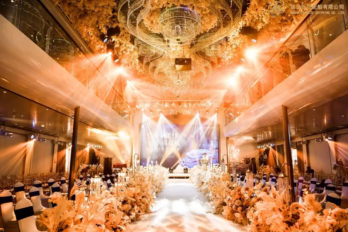 武汉首艘高端婚礼宴会游船"长江荣耀"浪漫起航