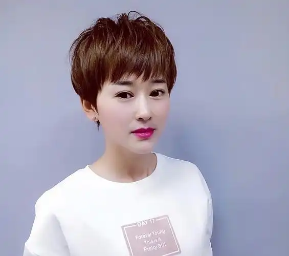 干练,时尚,适合发量偏少,头顶蓬松纹理感,打理起来很方便#时尚短发