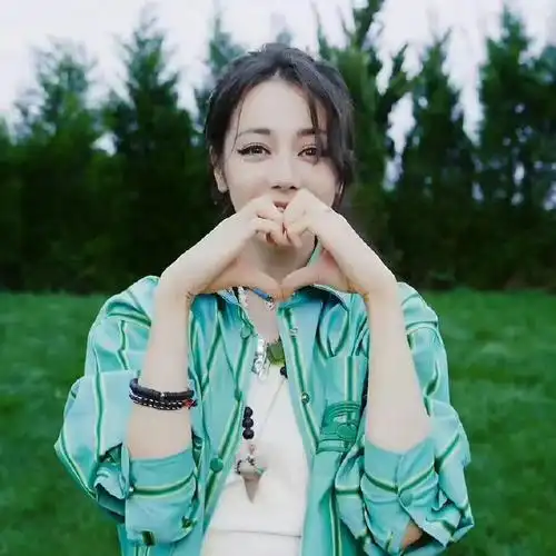 u1s1迪丽热巴的比心每一个都好标准,简直要甜晕我,难道是有照着镜子