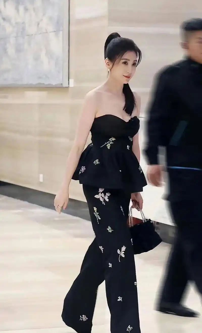 贾静雯,这个高马尾发型,也太显活力和青春了吧,你敢相信,她已 - 抖音