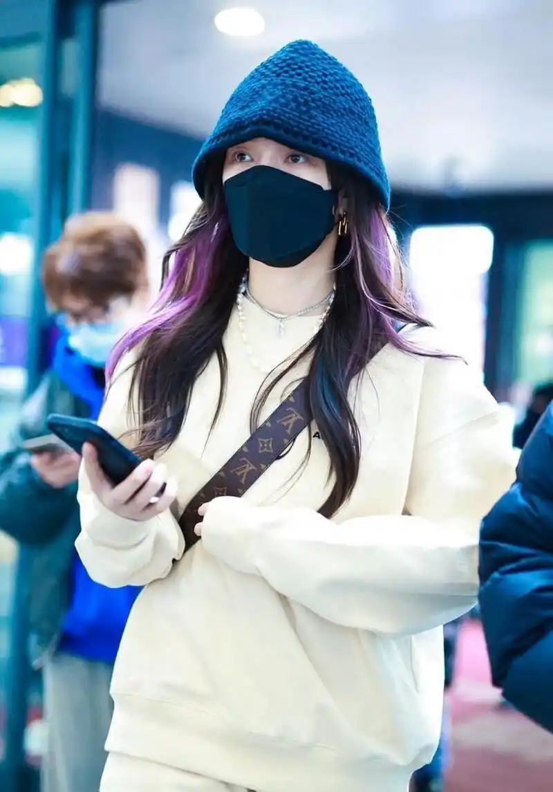 孟佳机场街拍 嫩黄色卫衣套装 louisvuiton斜挎包 卡其色翻毛皮马丁靴