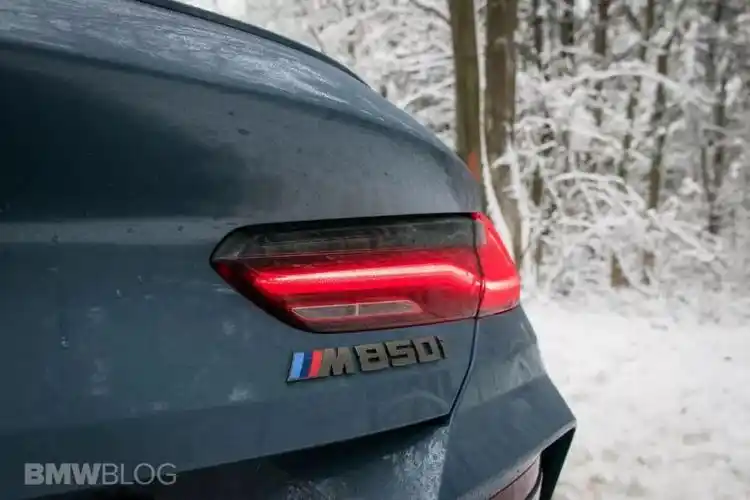 雪中的宝马m850无以伦比的美