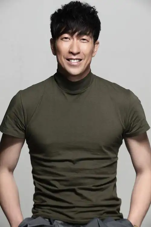 p>王千源(原名王锦鹏),1972年6月27日出生于辽宁省盘锦市,在沈阳长大