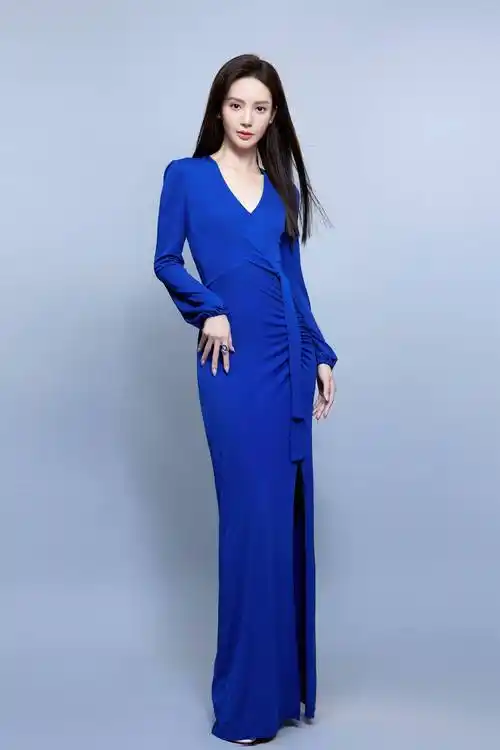 金晨蓝色v领连衣裙性感写真_造型_整体_高跟鞋