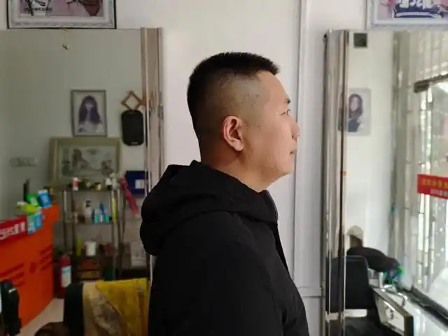 男士寸头是一种非常简洁,干练的发型,通常将头发全部剃光,只留下极短