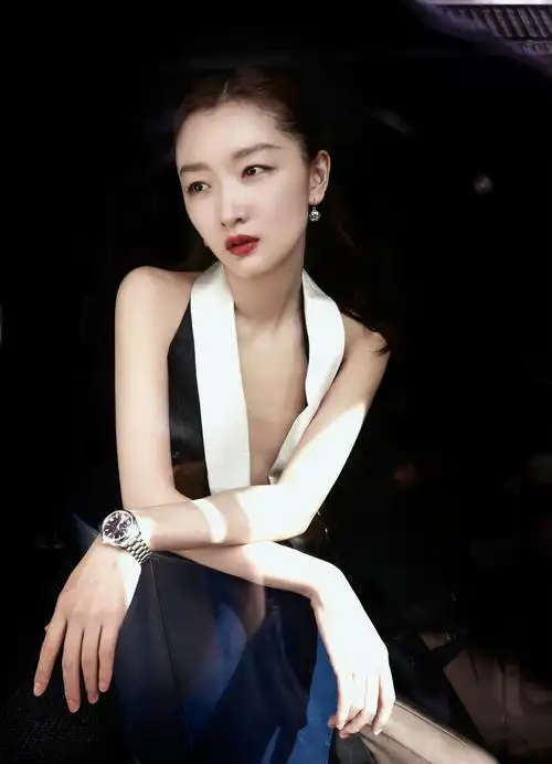 周冬雨出席omega伦敦品牌活动的第一套look