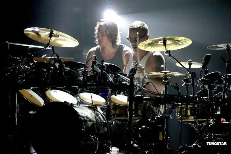 摇滚乐队30 seconds to mars开唱震撼歌迷