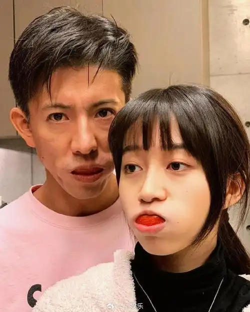 木村拓哉与妻子工藤静香罕见同框,十指紧扣超恩爱,力破婚变传闻|工藤