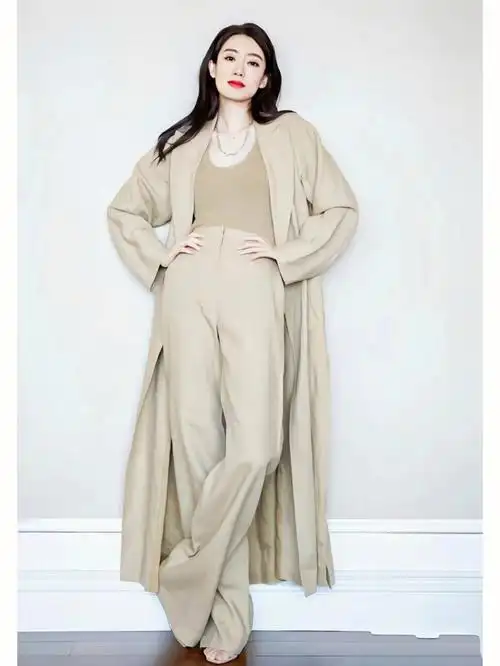 走红后的张小斐",穿衣时髦真的好有气质!