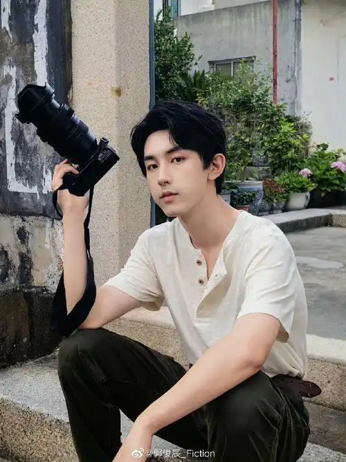 郭俊辰晒照告别六月~黑色无袖上衣好酷啊!这肌肉线条针不戳啊!