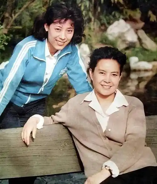 关牧村和王星军离婚32年后她带儿子改嫁高官他却一直保持单身