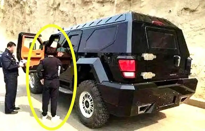 大妈开1000万越野车上路,半路却被交警拦下,大妈:这车我真能开