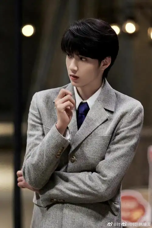 刘耀文萌探西装好帅这是哪家留样归来的大少爷哇