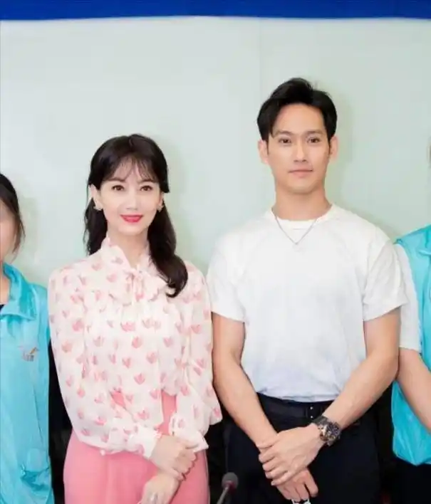 回顾赵雅芝的3个儿子长子47岁次子44岁小儿子37岁个个让她骄傲