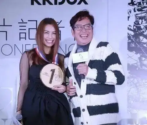 受谭咏麟赏识,与陈奕迅合作,她却低调地用作品说话