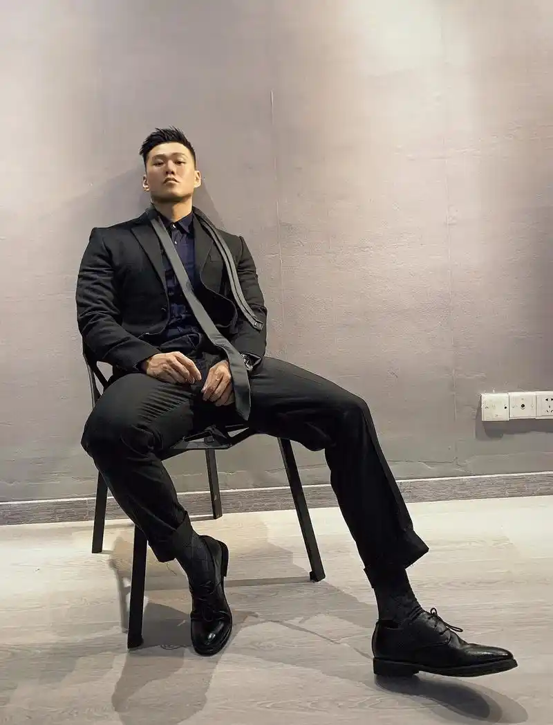 35岁健身男穿搭.没有推荐的日子 就穿喜欢的正装吧#黑皮肤男 - 抖音