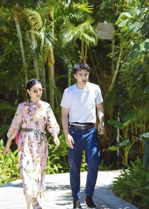 胡可穿粉色印花裙配蝎子辫,亮相《妻子4》,化身"大力美少女"