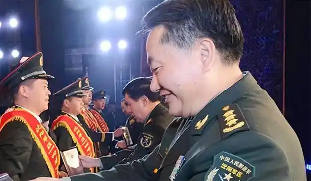 沈阳军区司令员王教成路遇歹徒挑衅将军大怒道我看你们欠打