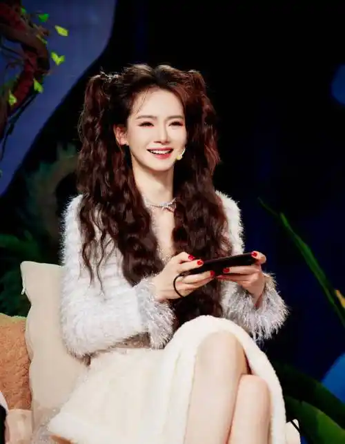 戚薇羊毛卷双马尾元气俏丽 穿v领毛绒裙甜辣十足_笑容_造型_整体