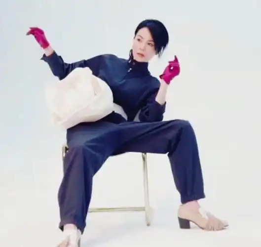 王菲为谢霆锋完美健身,尽显玲珑身材曲线,天后魅力让人着迷