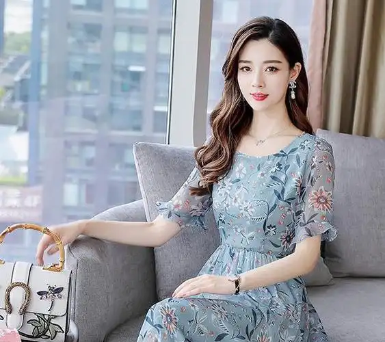 35 的女人,得有件真丝连衣裙,穿出品味方显气质