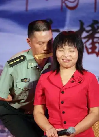 生活中,王俊景为吴新芬梳头