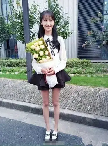 郑爽,168cm,15年拍《微微一笑很倾城》的时候暴瘦,那时差不多70斤,瘦