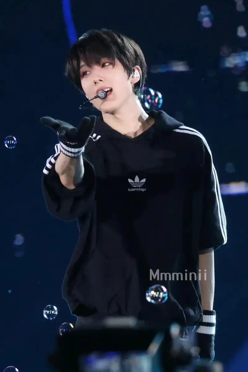 朴志晟#jisung 昨天是我最喜欢的阿迪星06脸上闪闪的 - 抖音