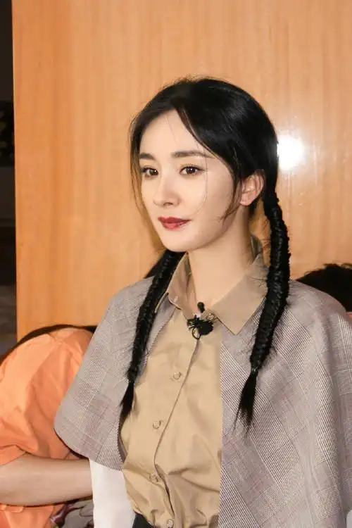 杨幂麻花辫俏丽写真图片