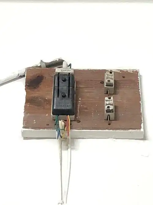 老式电闸当中 右边两个白色长方形的是什么?_百度知道