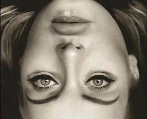 是一位身体高挑的美女背着一个红色的娃娃,但当你把这张照片倒过来的